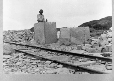 Ett stort block från ett storbrott på ön kilas nere vid hamnplan, fotot är taget omkring 1910.