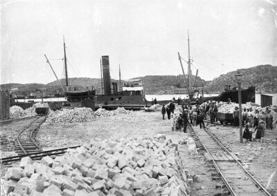 Lastbryggan i Fiskläget på Malmön, fotograferat omkring 1910.